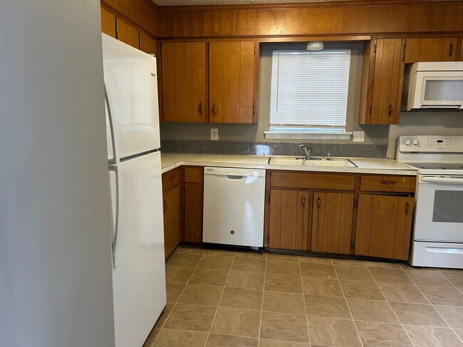 Building Photo - 4805 Hickory Ave