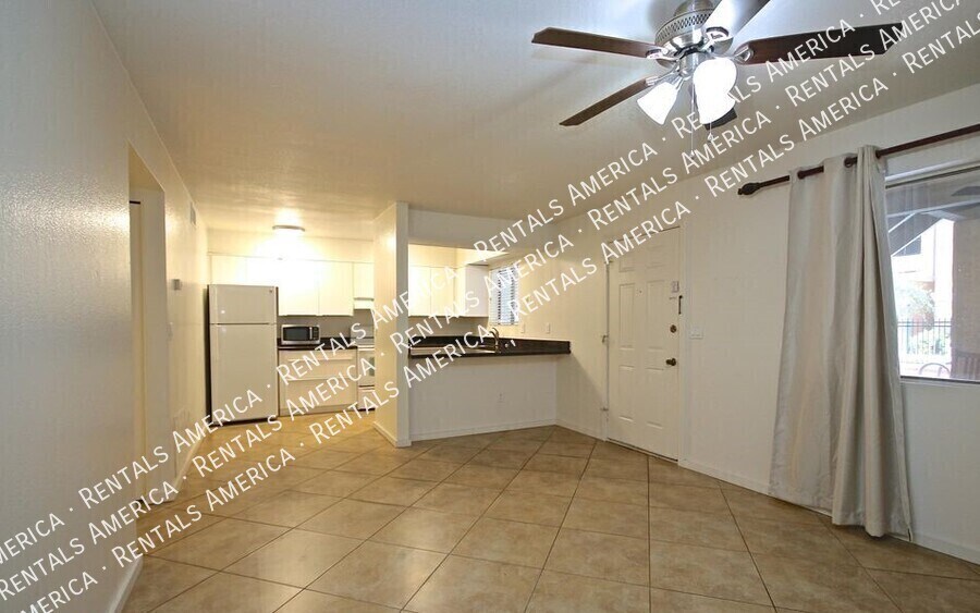 Building Photo - 1014 E Spence Ave