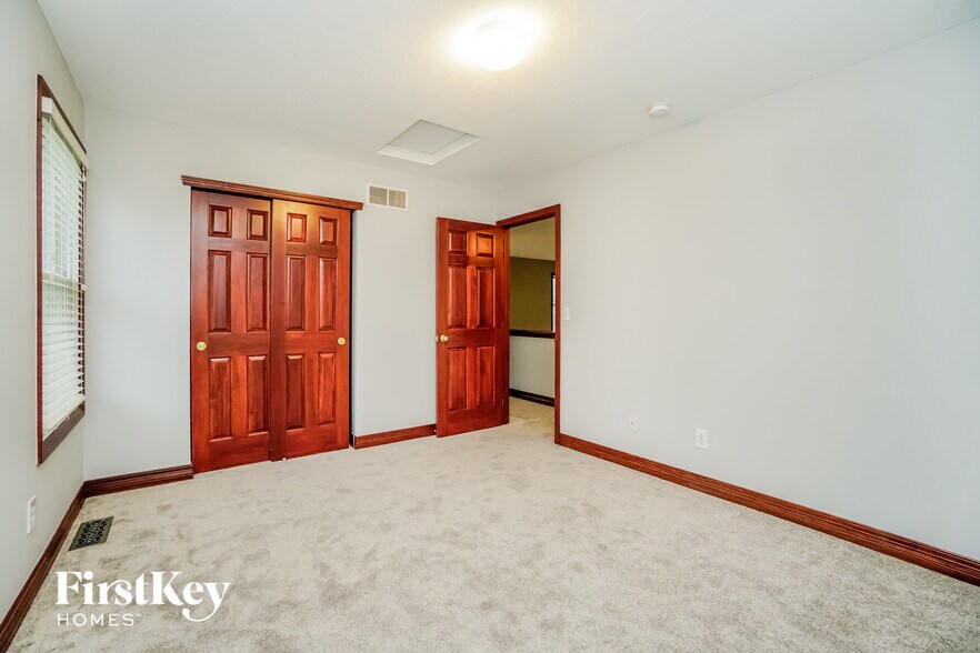 Building Photo - 936 Poppleton Pl N