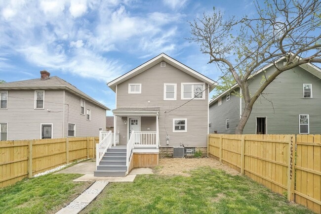 Building Photo - 863 E 3rd Ave