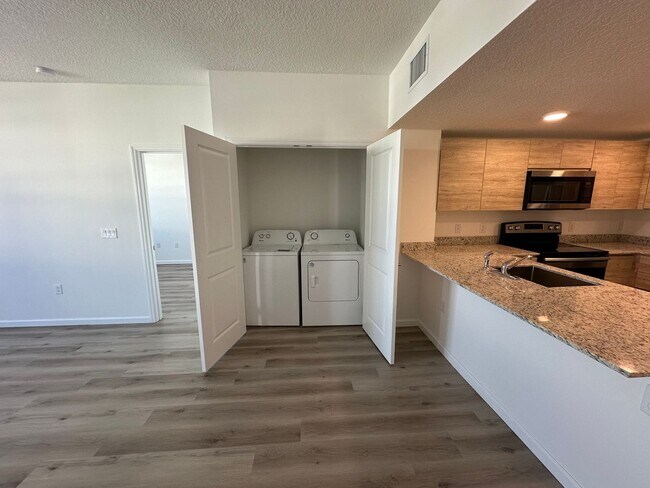 Building Photo - Spacious 2-Bedroom + Den Apartment in Prim...
