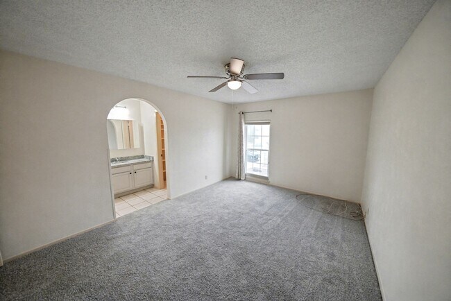 Building Photo - Charming 3-bed, 2-bath home in Universal C...