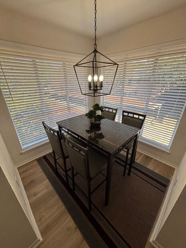 Building Photo - Great Location!