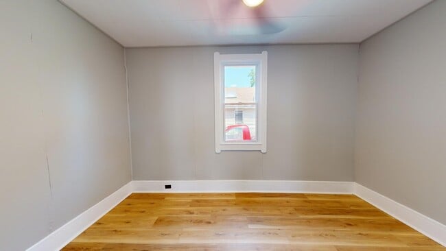 Building Photo - 3 Bed Single Family with Huge Kitchen and ...