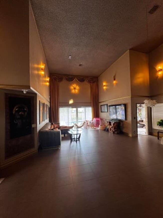 Building Photo - 10302 Buena Ventura Dr