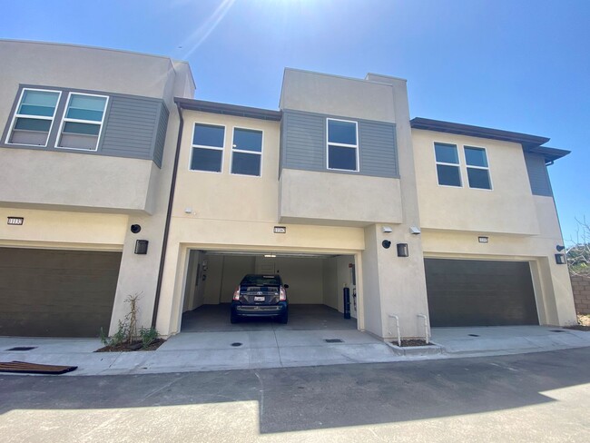 Building Photo - Luxury 3 br townhome Save up to $350 Each ...