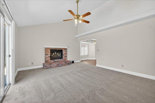 Building Photo - Nicely Remodeled North Fresno 3/2