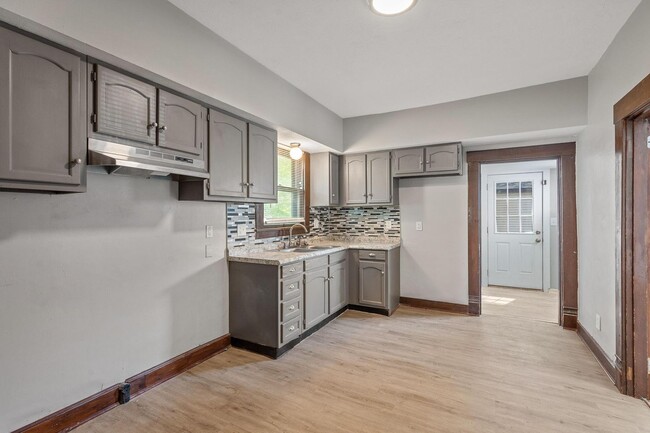 Building Photo - Large 4 Bedroom Home