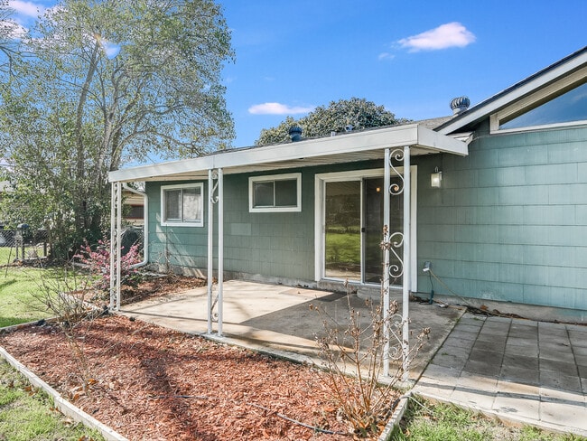 Building Photo - 227 Shin Oak Dr