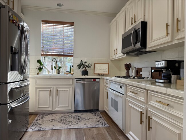 Building Photo - 1702 Tuam St