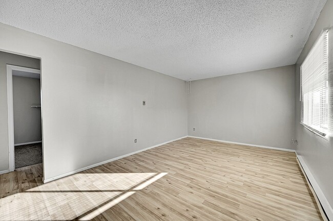 Building Photo - UPDATED 2bed 1bath duplex with fenced yard, WASHER + DRYER