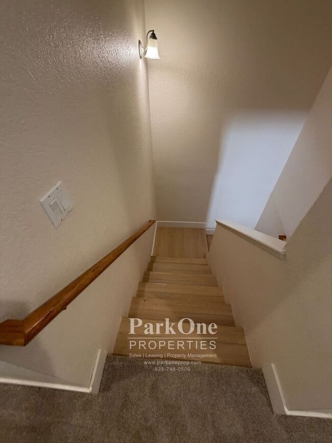 Building Photo - Two Bedroom Town House Walking Distance to Downtown Lafayette