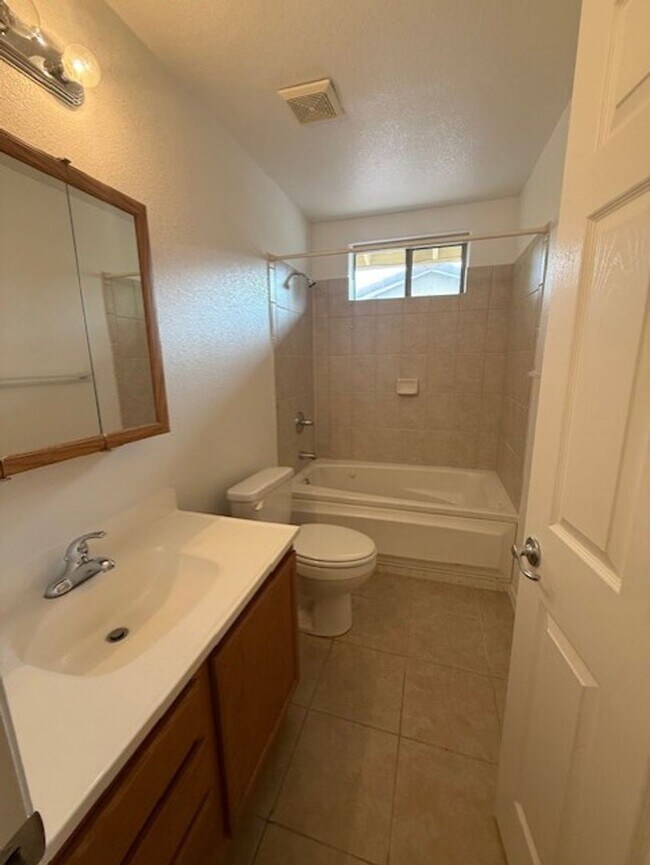 Building Photo - 2 Bedroom 2 Bath Contact Property Pros 928-634-7710