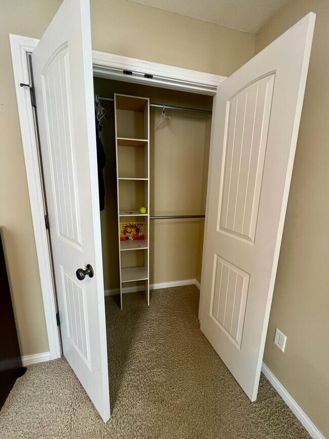 Building Photo - Gorgeous brick home with room to roam!