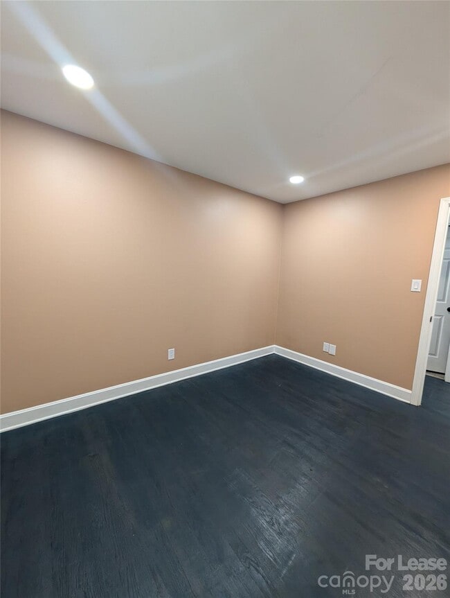Building Photo - 2800 Dalecrest Dr