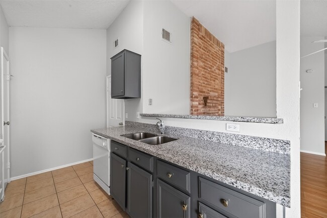 Building Photo - 5205 Beaverbrook Dr