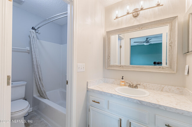 Building Photo - 12582 Hickory Lakes Dr S