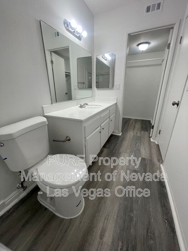 Building Photo - 1405 E Vegas Valley Dr