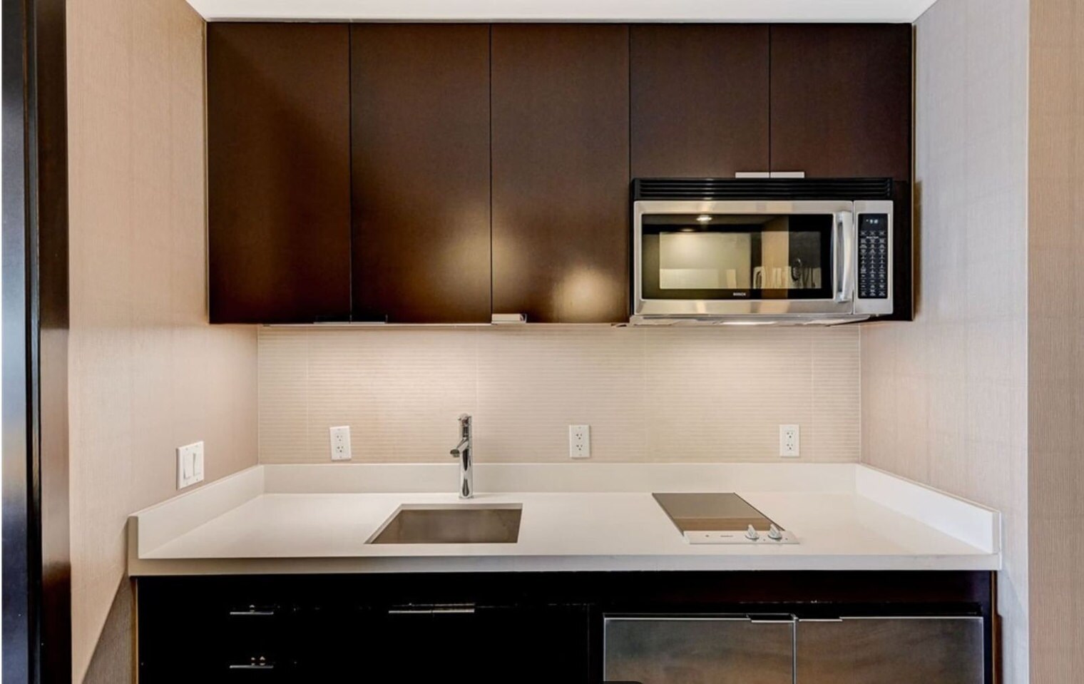 Building Photo - 2600 W Harmon Ave