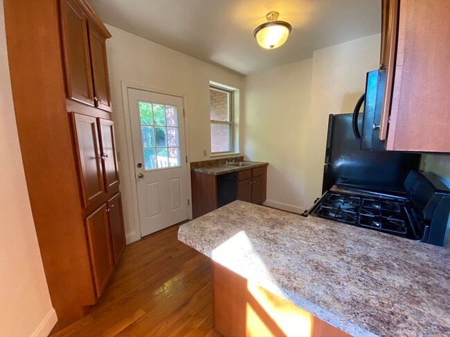 Building Photo - Rarely Available Four Bedroom in Squirrel Hill! Fully Equipped Kitchen! Call Today!