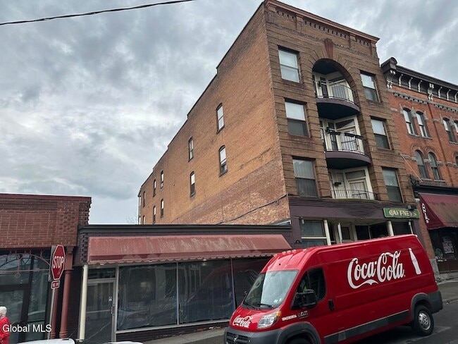 Building Photo - 16 Caroline St