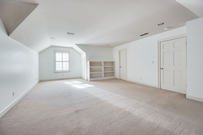 Building Photo - Fantastic renovated 5BE/4BA family home on beautiful oversized private Lot in the heart of Belle ...