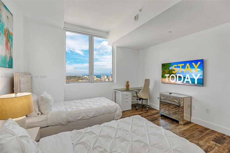Building Photo - 2602 E Hallandale Beach Blvd