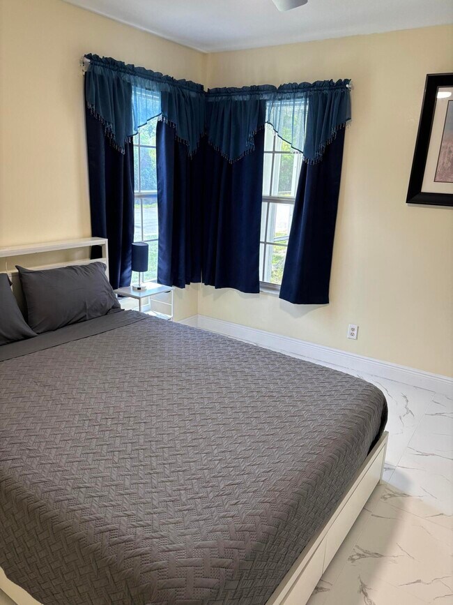 Building Photo - 5359 SE Dell St