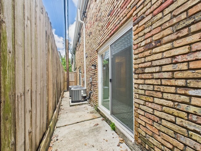 Building Photo - 5333 Richmond Ave.