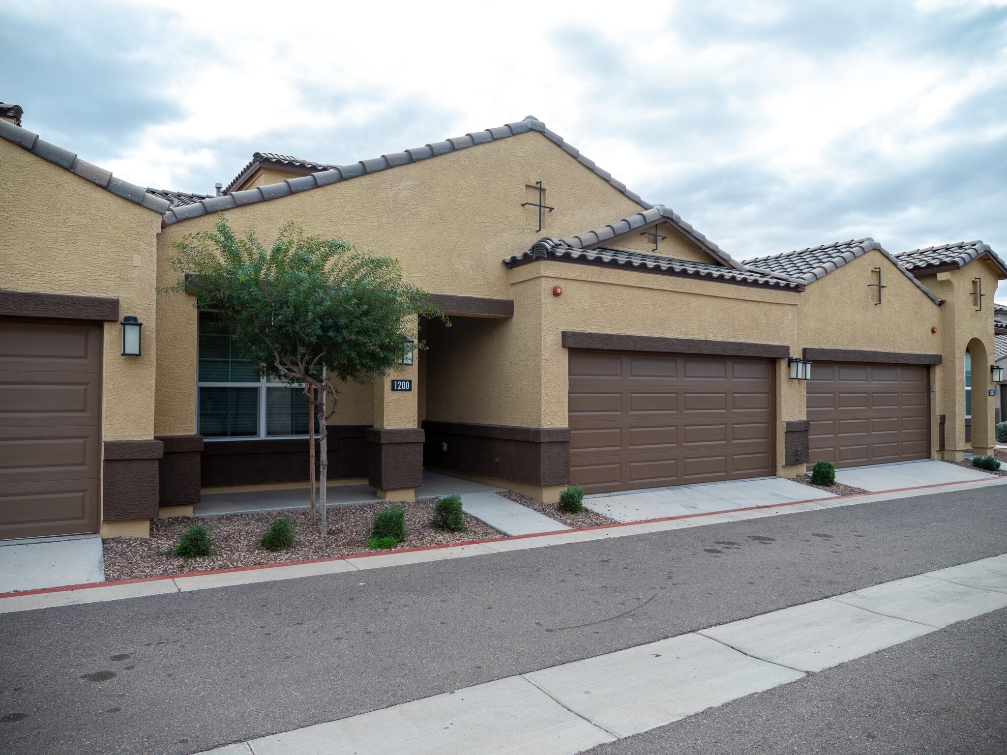 Building Photo - 1255 N Arizona Ave