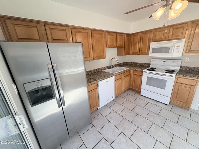 Building Photo - 1538 E Palmdale Dr