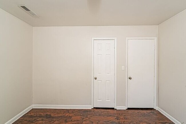 Building Photo - $1,199! 3Bed/ 1 Bath House! North of Birmingham! Save 50% off the first full month's rent. Apply ...