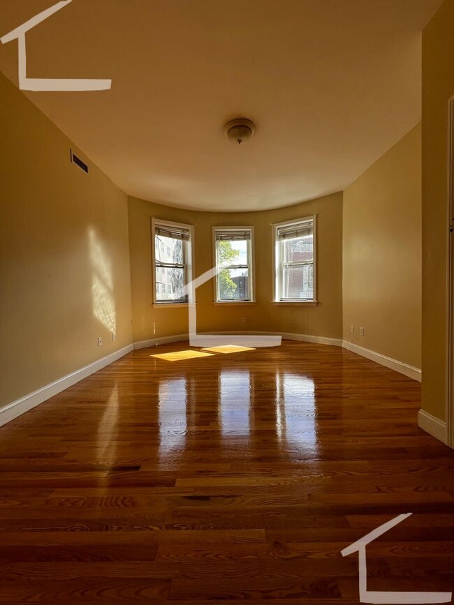 Building Photo - 9/1/25 Amazing South Campus 4BR/2BA w/balc...