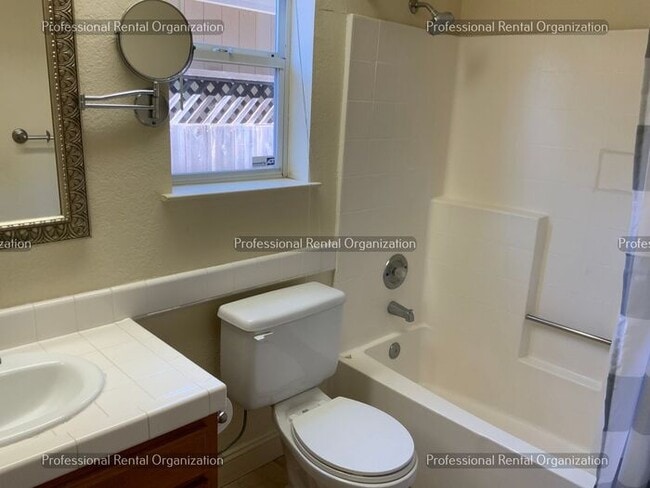 Building Photo - Beautiful Eastside 4 Bedroom, 3 Full baths in quiet neighborhood