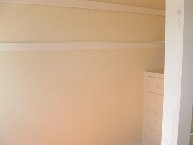 Building Photo - Spacious 1 bedroom apartment, located in t...