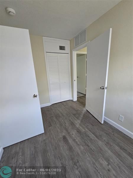 Building Photo - 1719 Lauderdale Manor Dr