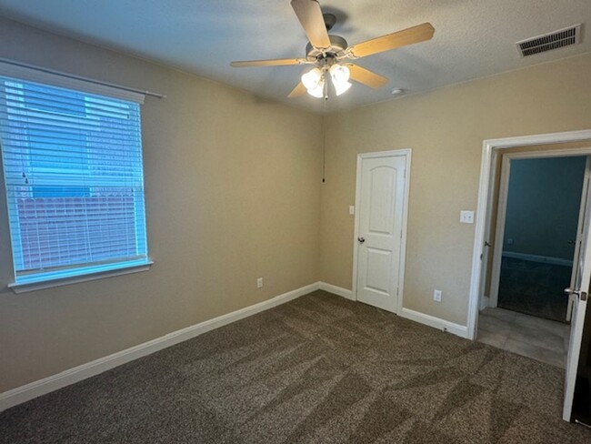 Building Photo - Beautiful Open Floor Plan with 3 Bedroom 2...