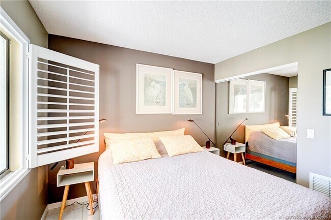 Building Photo - 5564 NE Gulfstream Way