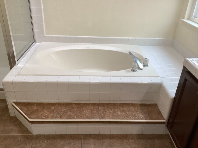 Building Photo - 7526 N Ellendale Ave