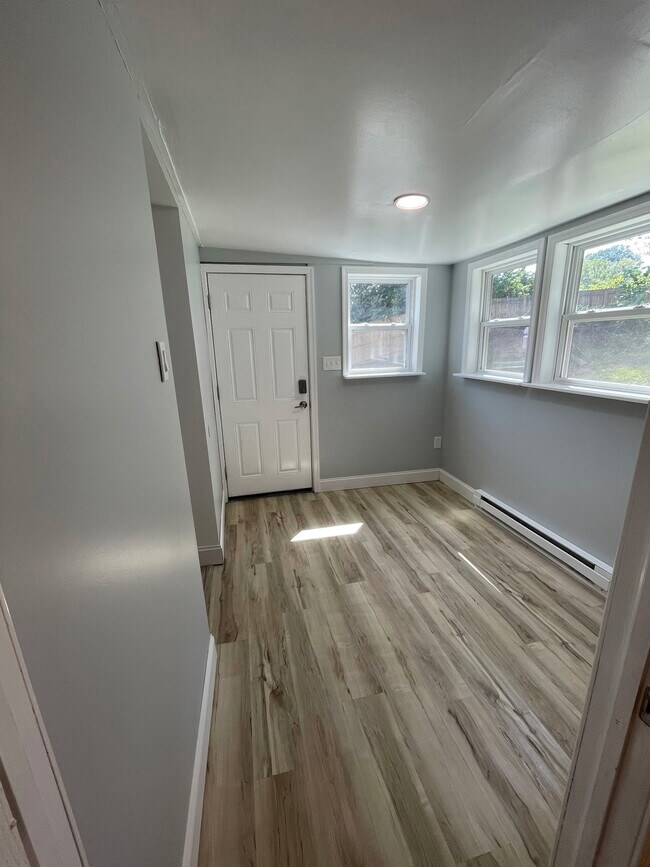 Building Photo - 112 S Main St