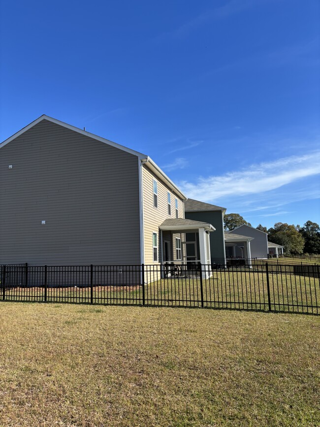 Building Photo - 304 Picnic Basket Pl