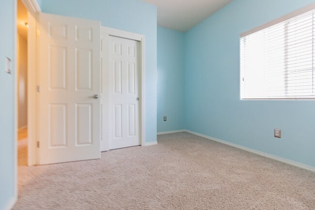 Building Photo - Inviting 4 Bed 2 Bath Home - Solar Panels & In The Golf Course Area!