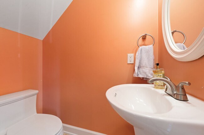 Building Photo - Sunlit Downing Creek townhome with private deck, open layout, and easy access to Duke, UNC, and RTP.