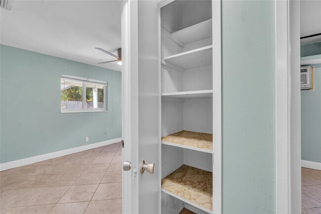 Building Photo - 4541 NE 6th Terrace