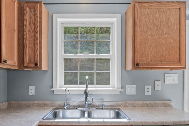 Building Photo - "Charming 3-Bedroom Sanctuary with 2 Full ...