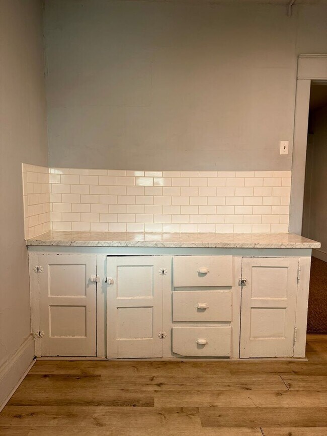 Building Photo - Renovated 3 bed, 1 bath available in Scranton