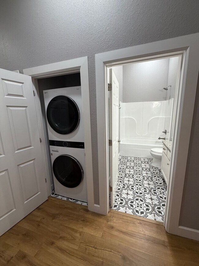 Building Photo - 616 Main St