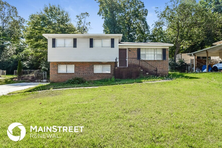 Primary Photo - 2831 Creek Ln NE