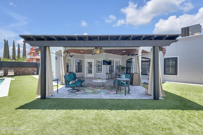 Building Photo - 2085 Paseo Del Prado Dr