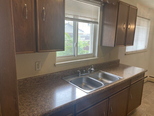 Building Photo - Remodeled Two Bedroom One Bathroom with Ya...